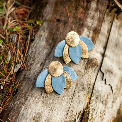 Boucles d'oreilles nénuphar en cuir bleu et doré