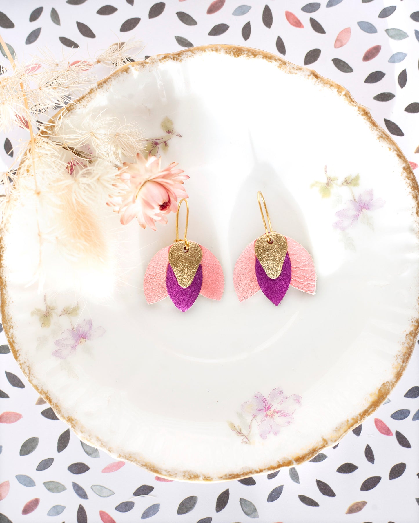 Boucles d'oreilles fleur "Hibiscus" en cuir doré rose et violet