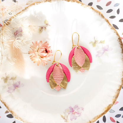 Boucles d'oreilles fleur en cuir recyclé rose, doré et fuchsia