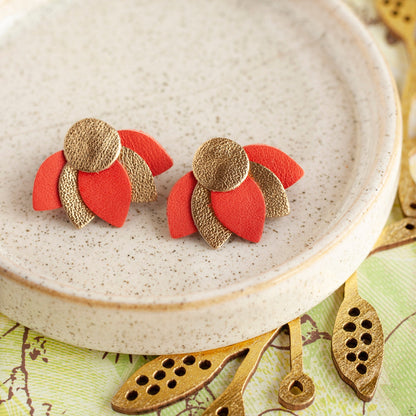 Petites puces d'oreilles fleurs de lotus en cuir rouge orangé et doré