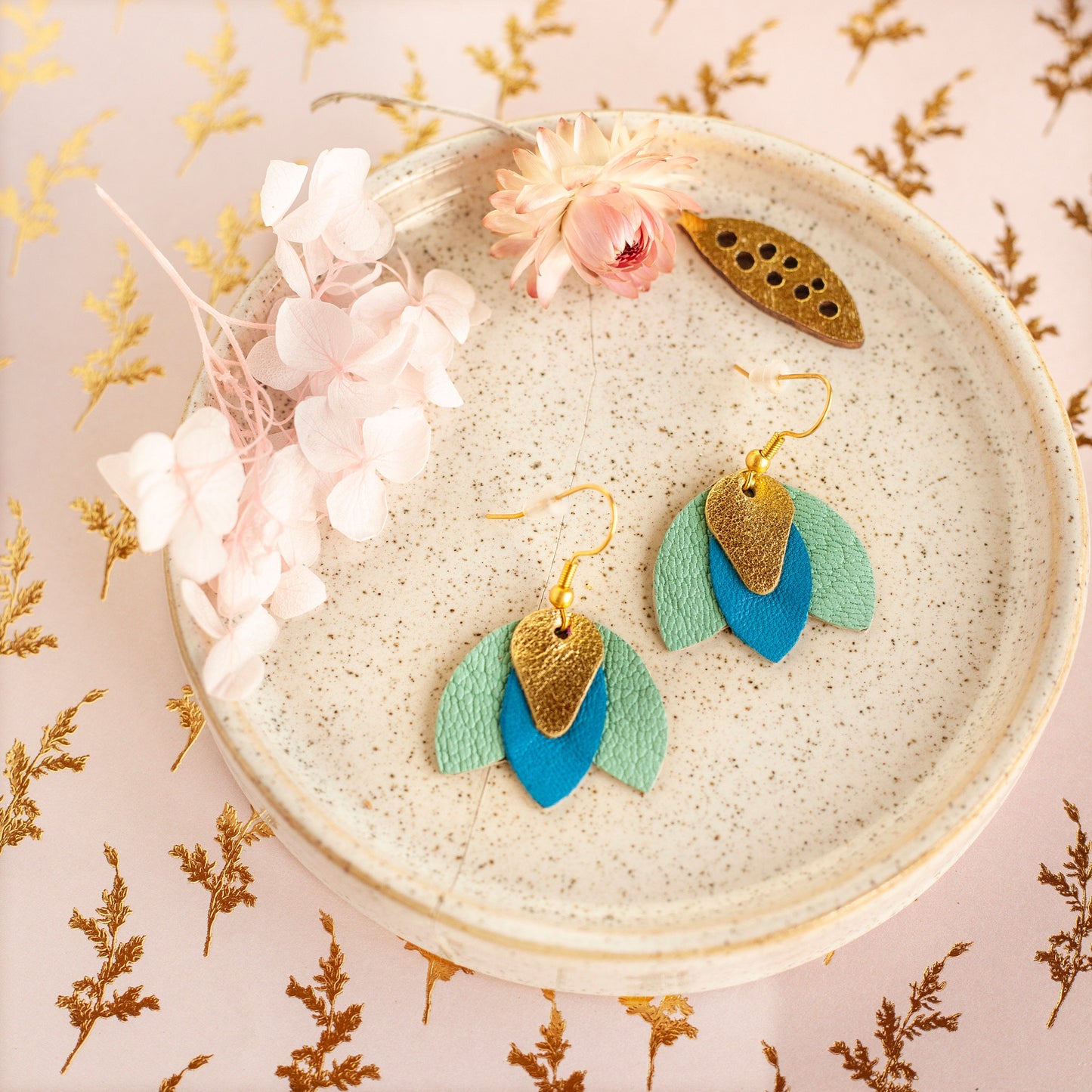 Boucles d'oreilles en cuir bleu et doré fleurs "Gentiane"