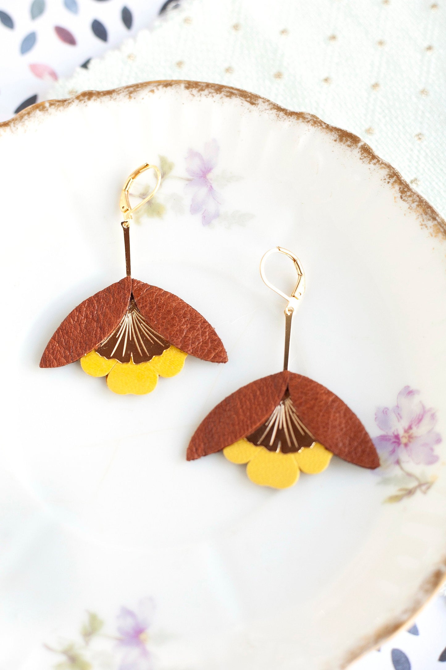 Boucles d'oreilles Fleur de Ginkgo cuir marron et jaune