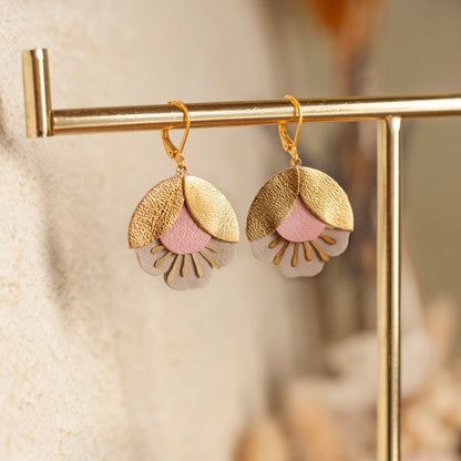 Boucles d'oreilles fleurs de cerisier cuir rose doré beige