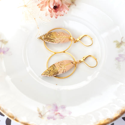 Boucles d'oreilles créoles plumes en cuir beige rosé et doré