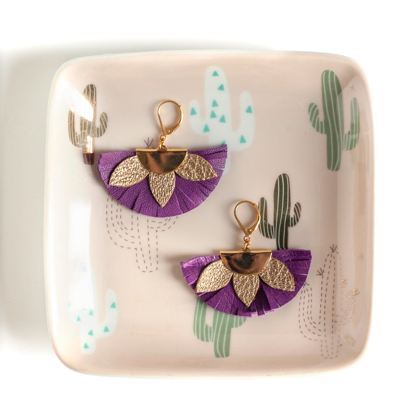 Halbkreisförmige Ohrringe aus goldenem und violettem Leder