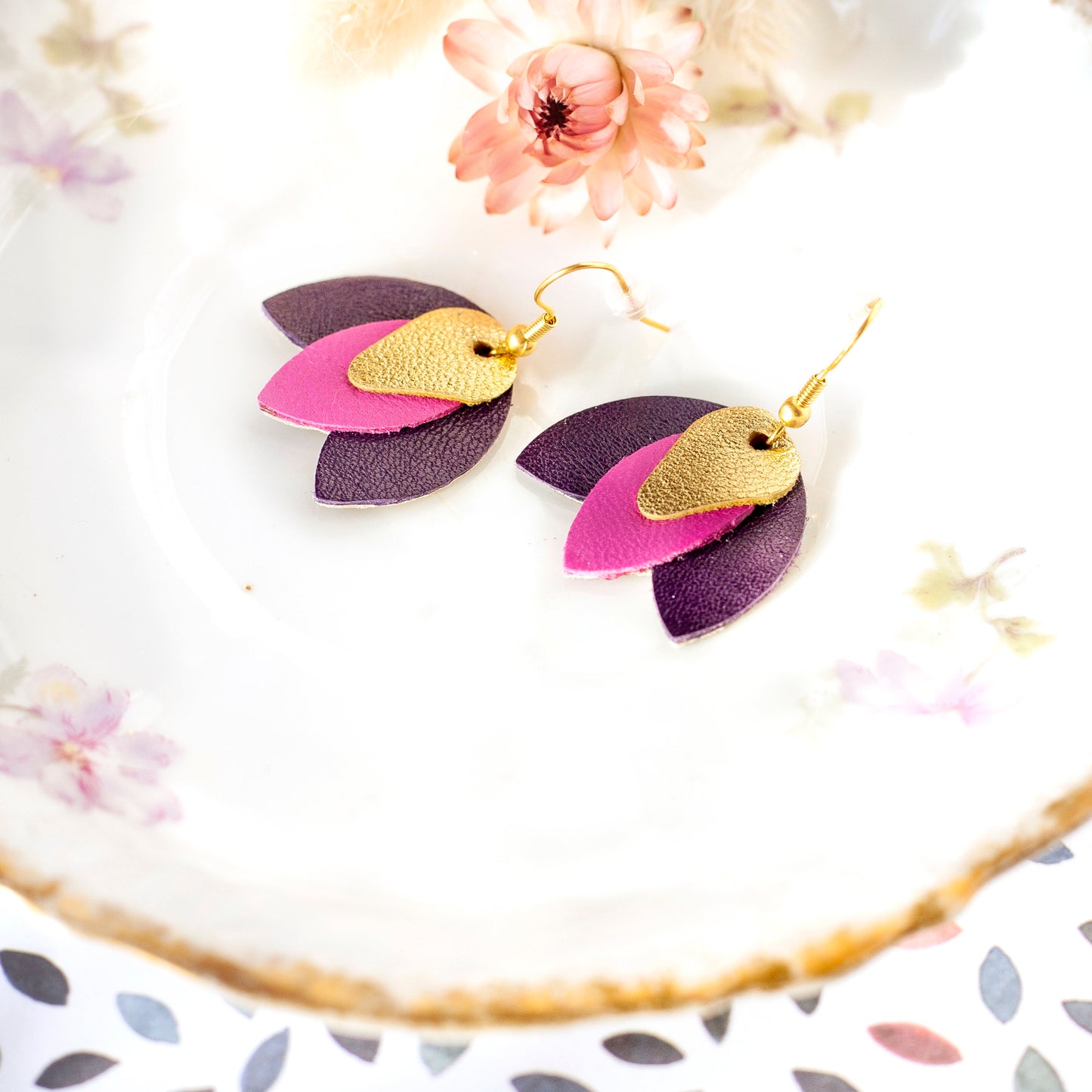 Boucles d'oreilles en cuir doré fuchsia et violet foncé "Crocus"