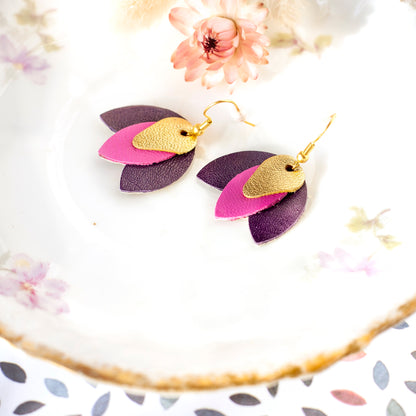 Boucles d'oreilles en cuir doré fuchsia et violet foncé "Crocus"