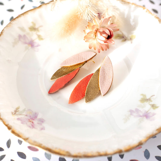 Ohrringe mit Blütenblatt-Chips aus korallenrotem, roségoldenem Leder