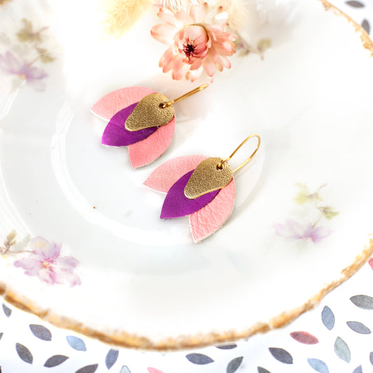 „Hibiskus“-Blumenohrringe aus rosa und lila vergoldetem Leder