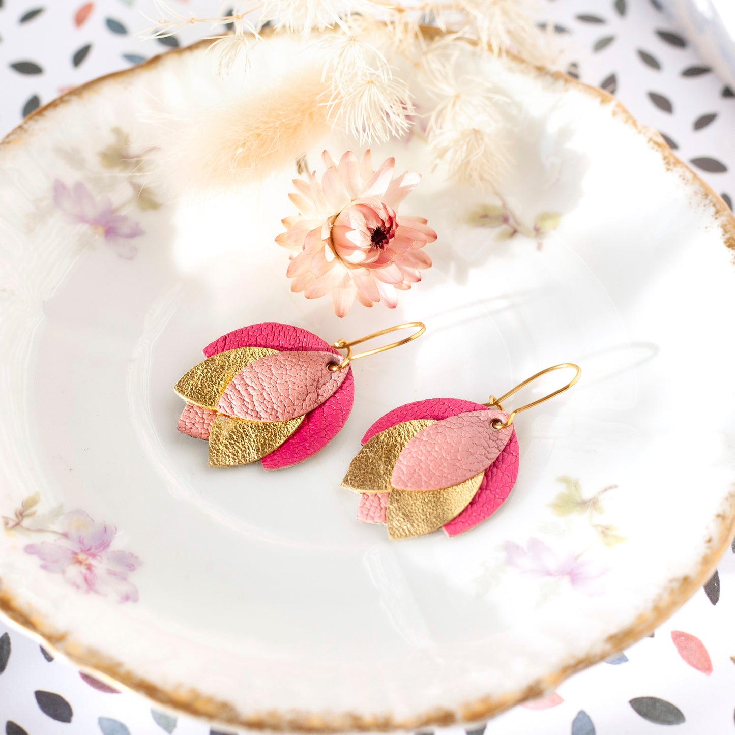 Boucles d'oreilles fleur en cuir recyclé rose, doré et fuchsia