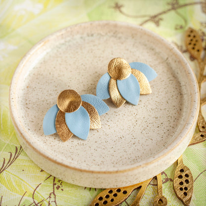 Boucles d'oreilles nénuphar en cuir bleu et doré