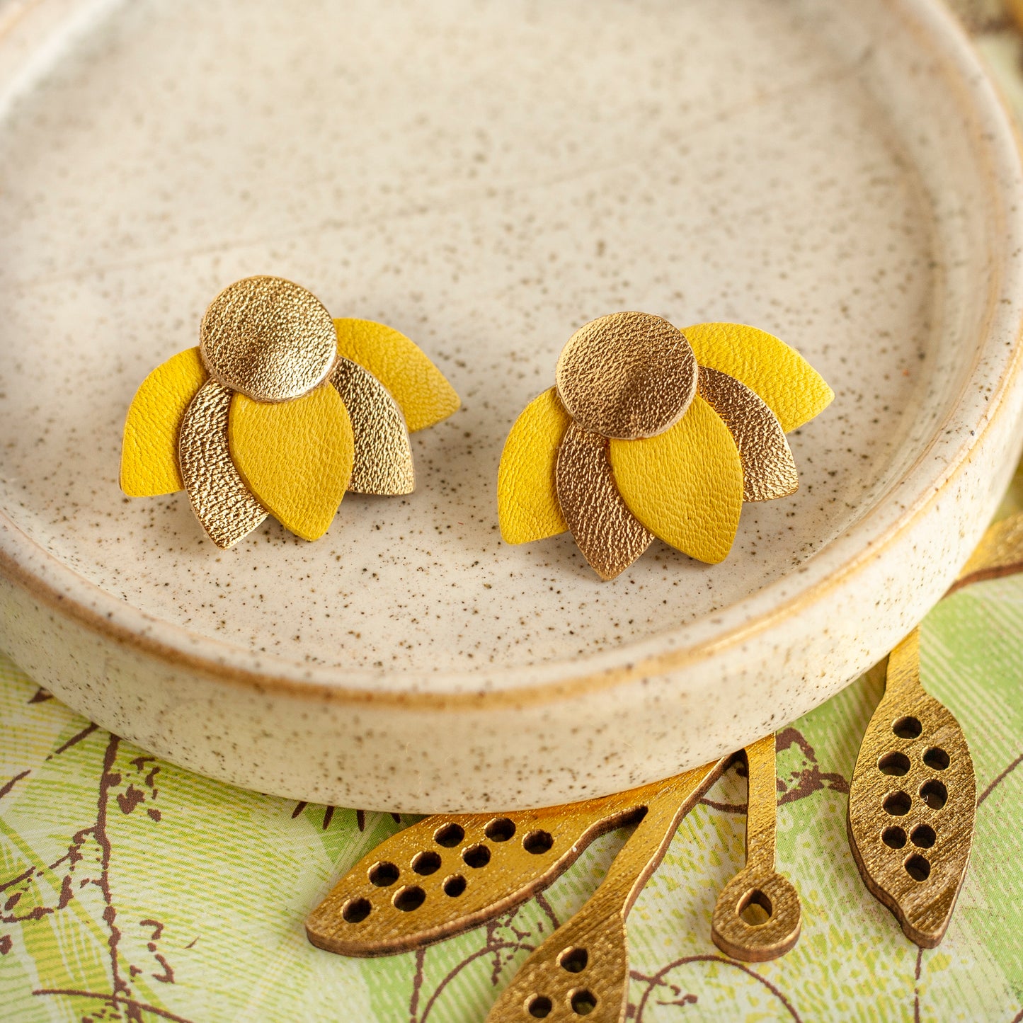 Flower earrings in yellow and gold leather