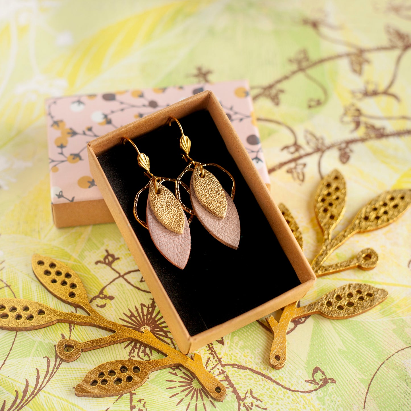 Boucles d'oreilles pétales de cuir or et rose