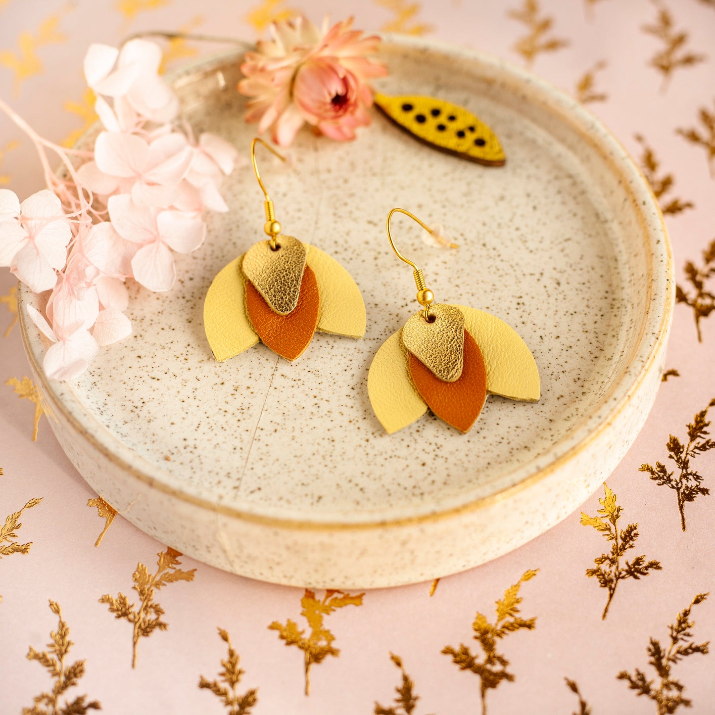 Boucles d'oreilles fleur en cuir doré marron et jaune "Jonquille"