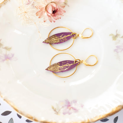 Boucles d'oreilles créoles plumes cuir violet