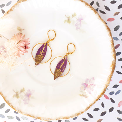 Boucles d'oreilles créoles plumes cuir violet