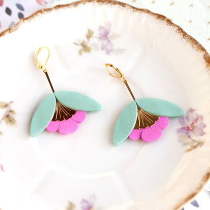 Boucles d'oreilles Fleur de Ginkgo en cuir bleu cyan et rose fluo