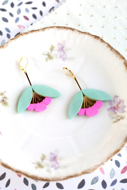 Boucles d'oreilles Fleur de Ginkgo en cuir bleu cyan et rose fluo