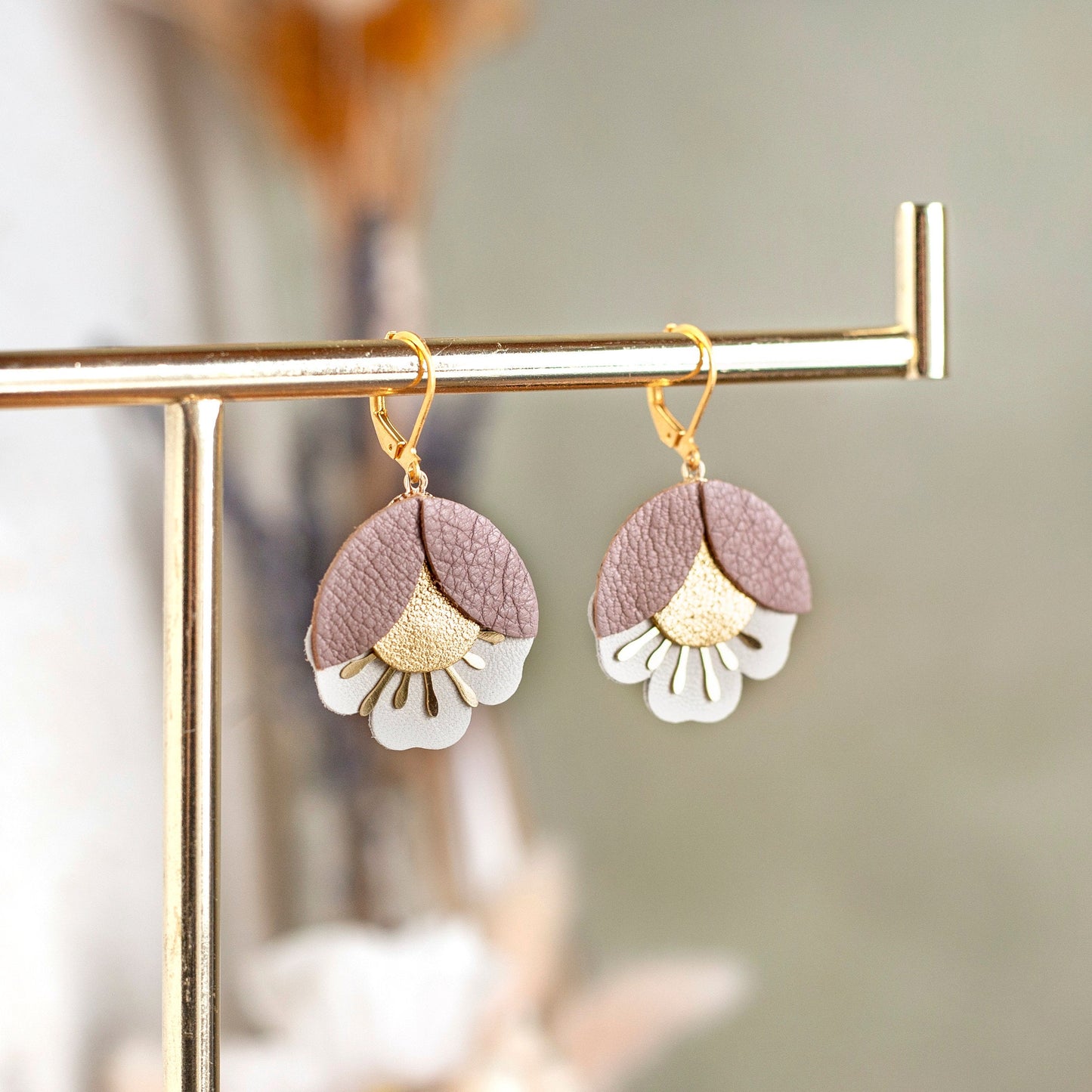 Boucles d'oreilles fleurs de cerisier en cuir vieux rose doré et blanc