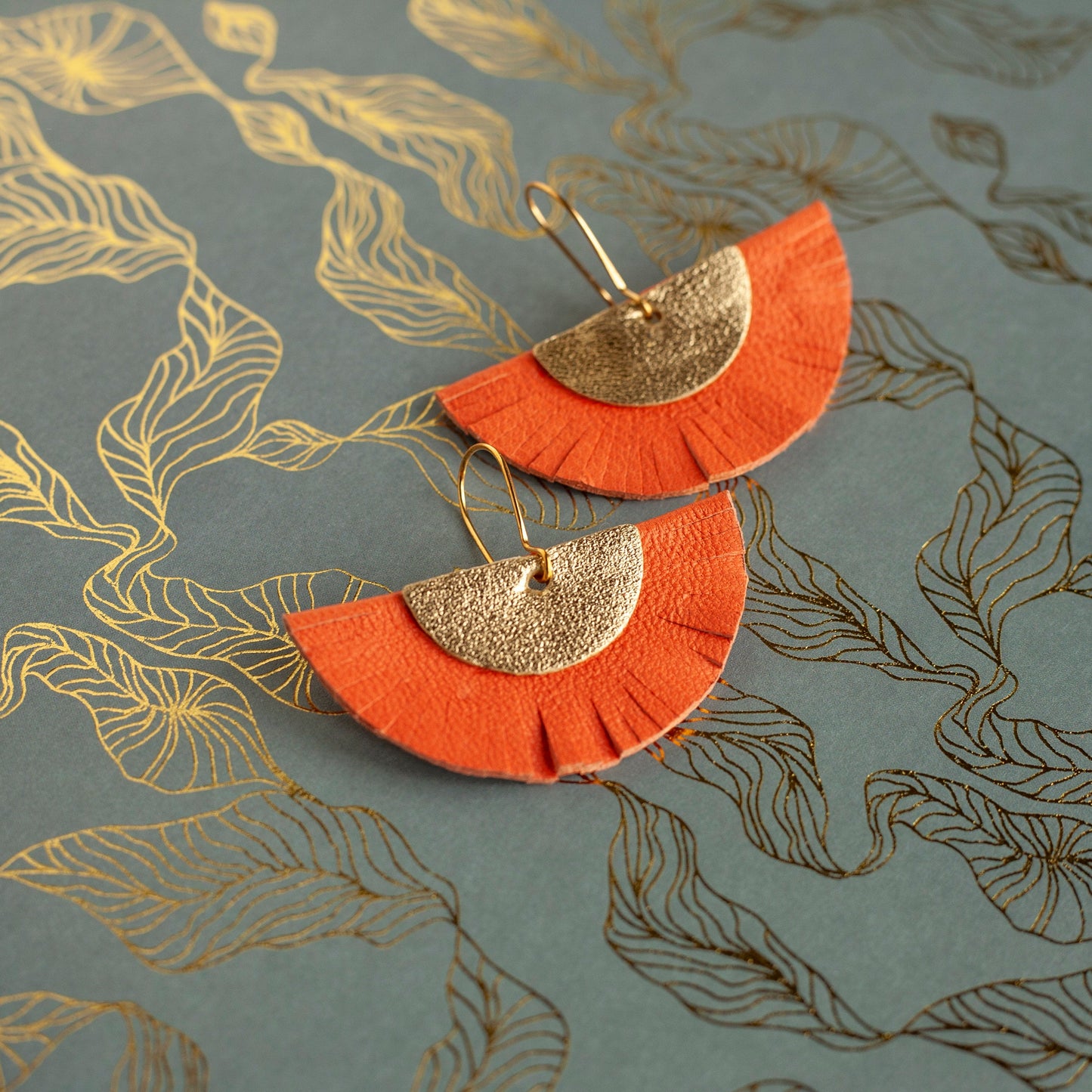 Halbkreisförmige Fransenohrringe aus orangefarbenem und goldenem Leder