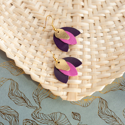 Boucles d'oreilles en cuir doré fuchsia et violet foncé "Crocus"