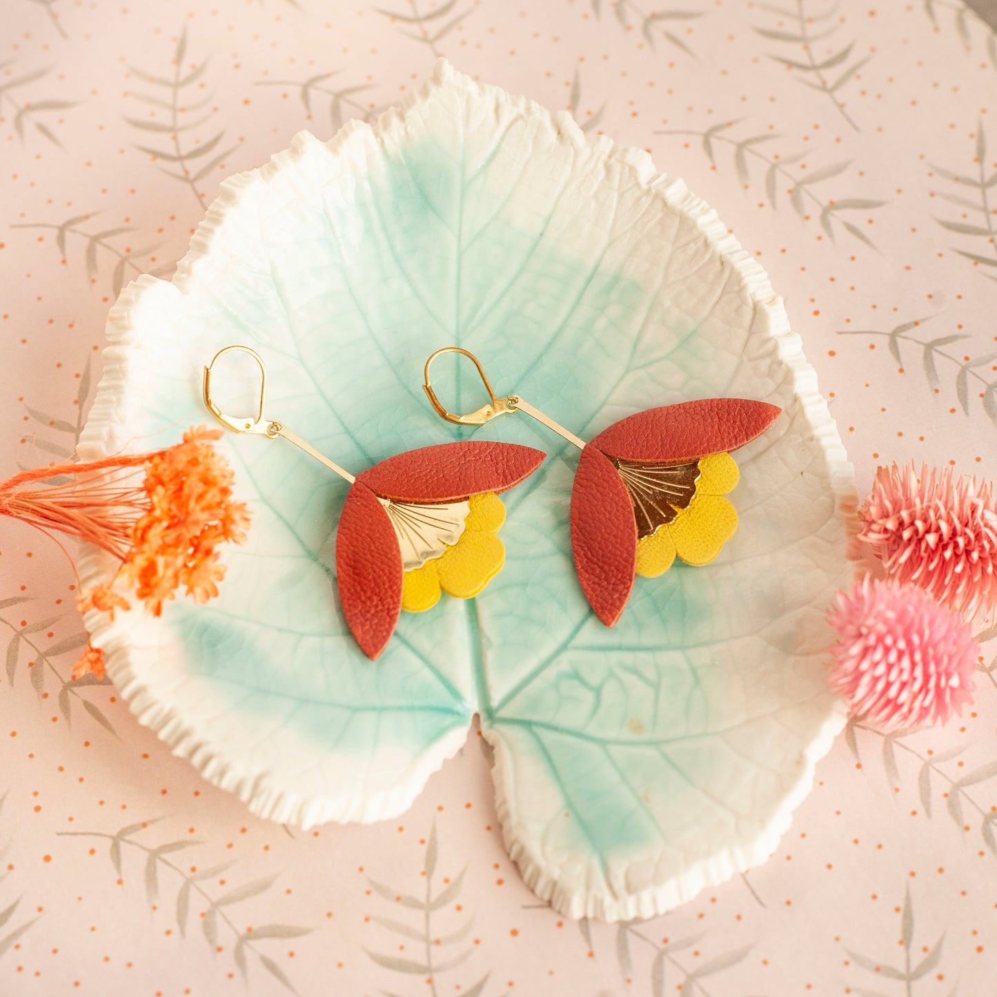 Ginkgo-Blumenohrringe aus Terrakotta und gelbem Leder