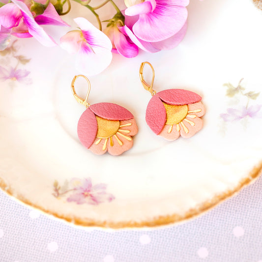 Kirschblütenohrringe aus rosa und goldenem Leder