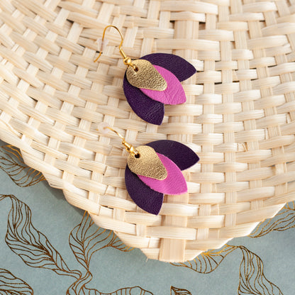 Boucles d'oreilles en cuir doré fuchsia et violet foncé "Crocus"