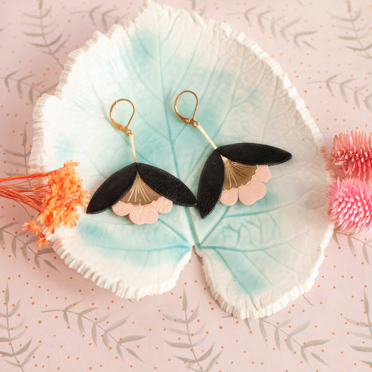 Ginkgo Flower earrings in black leather and flesh pink