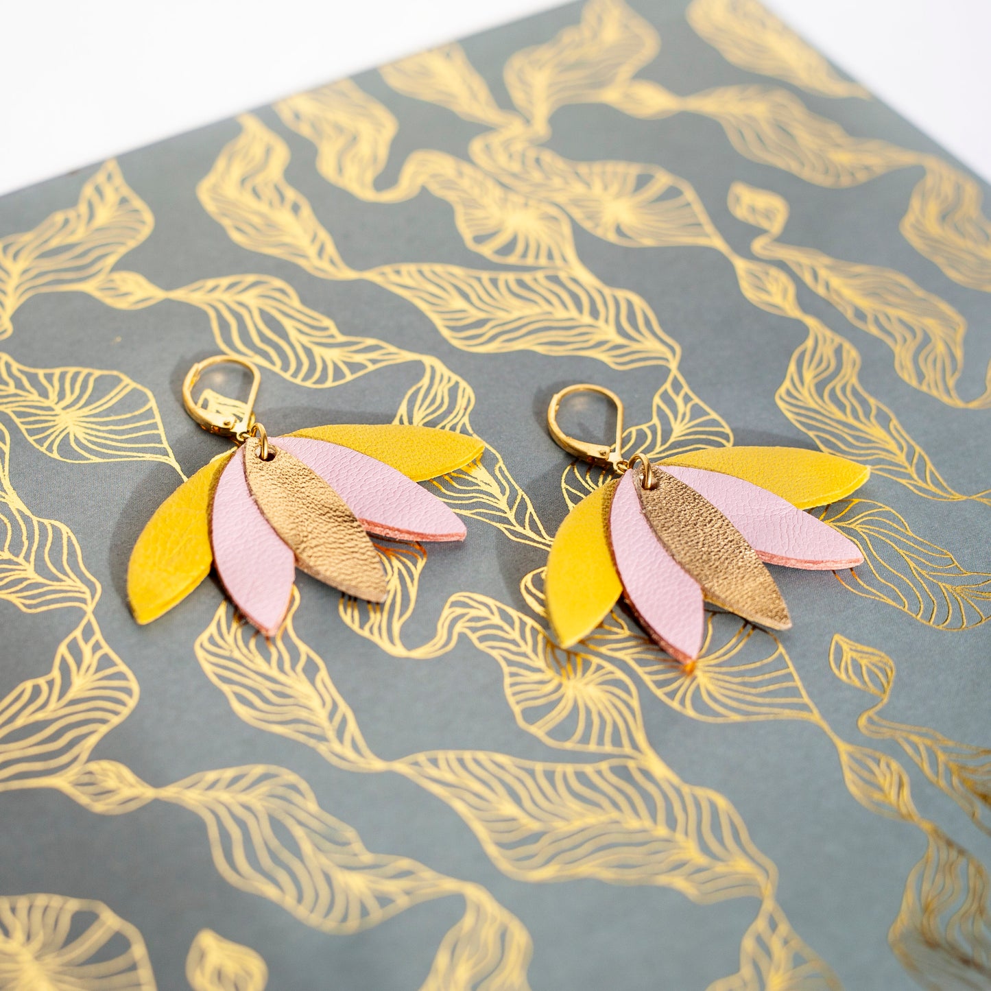 Palmier-Ohrringe aus gelbem, rosafarbenem und goldenem Leder