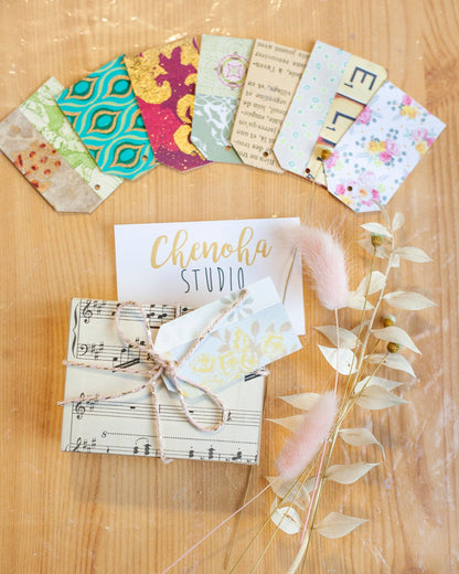 paquet cadeau décoré étiquettes papier